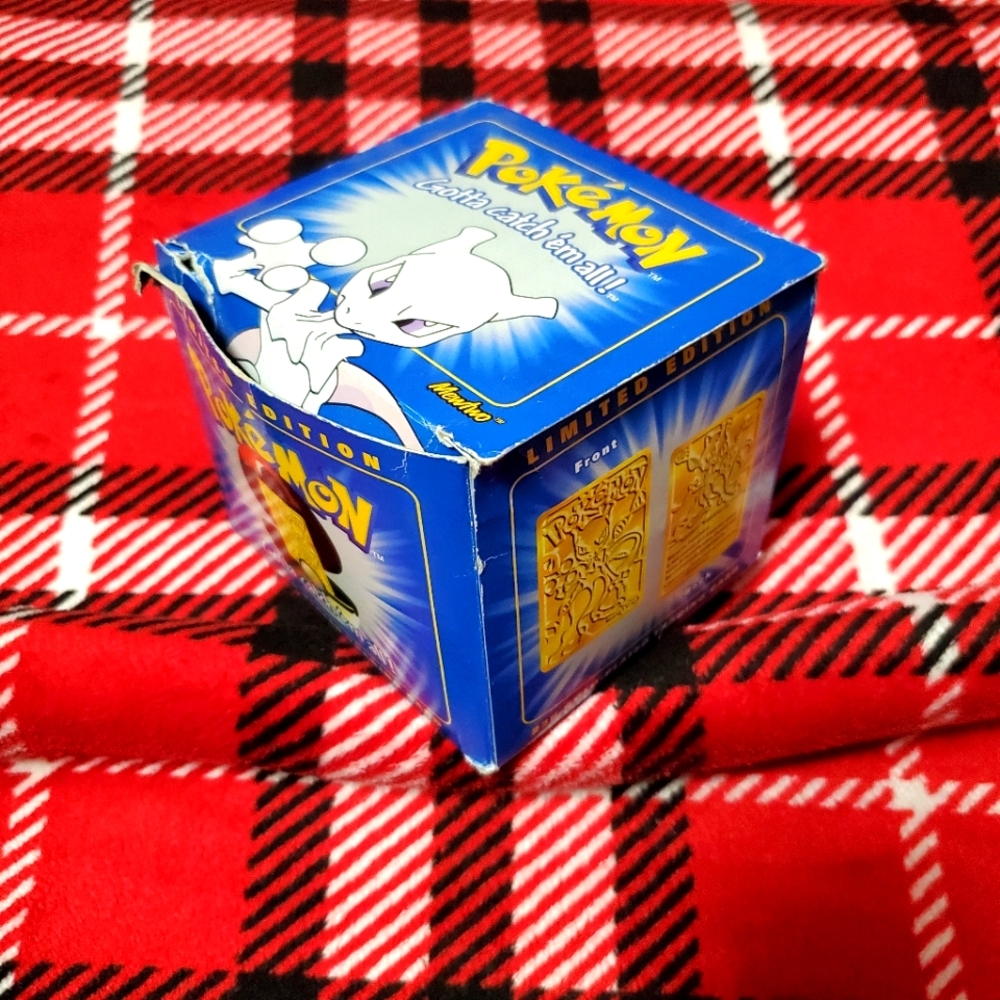 NEW Pokemon Mewtwo gold card pokeball